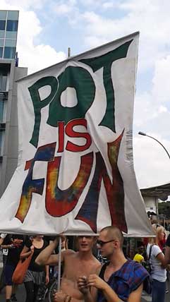 Pot is Fun! - Transparent auf der Hanfparade 2013